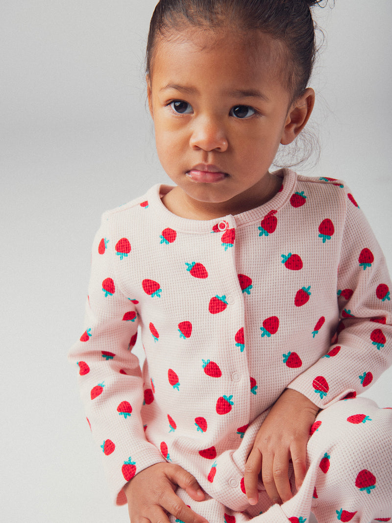 Mameluco rosa con impresión integral de fresas para bebé niña