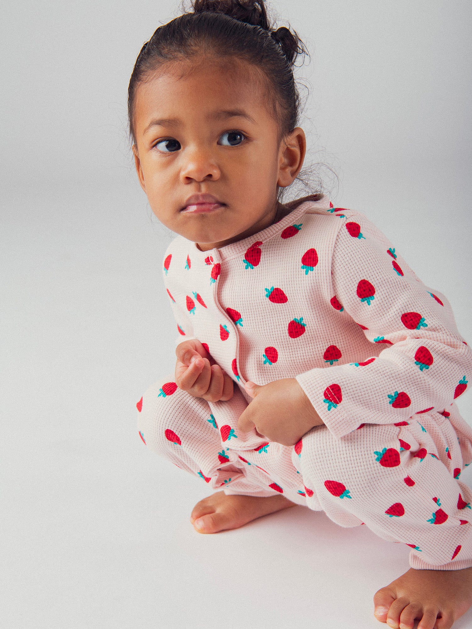 Grenouillère rose avec imprimé intégral fraises pour bébé fille