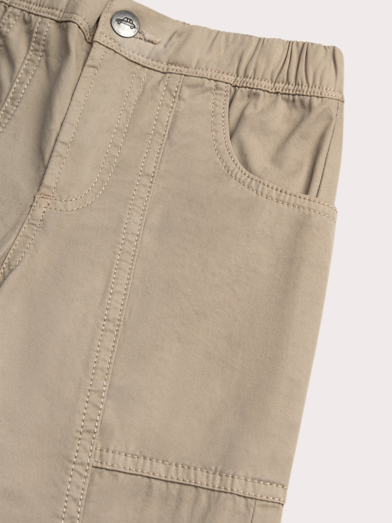 Pantalones beiges con bolsillos de fantasía