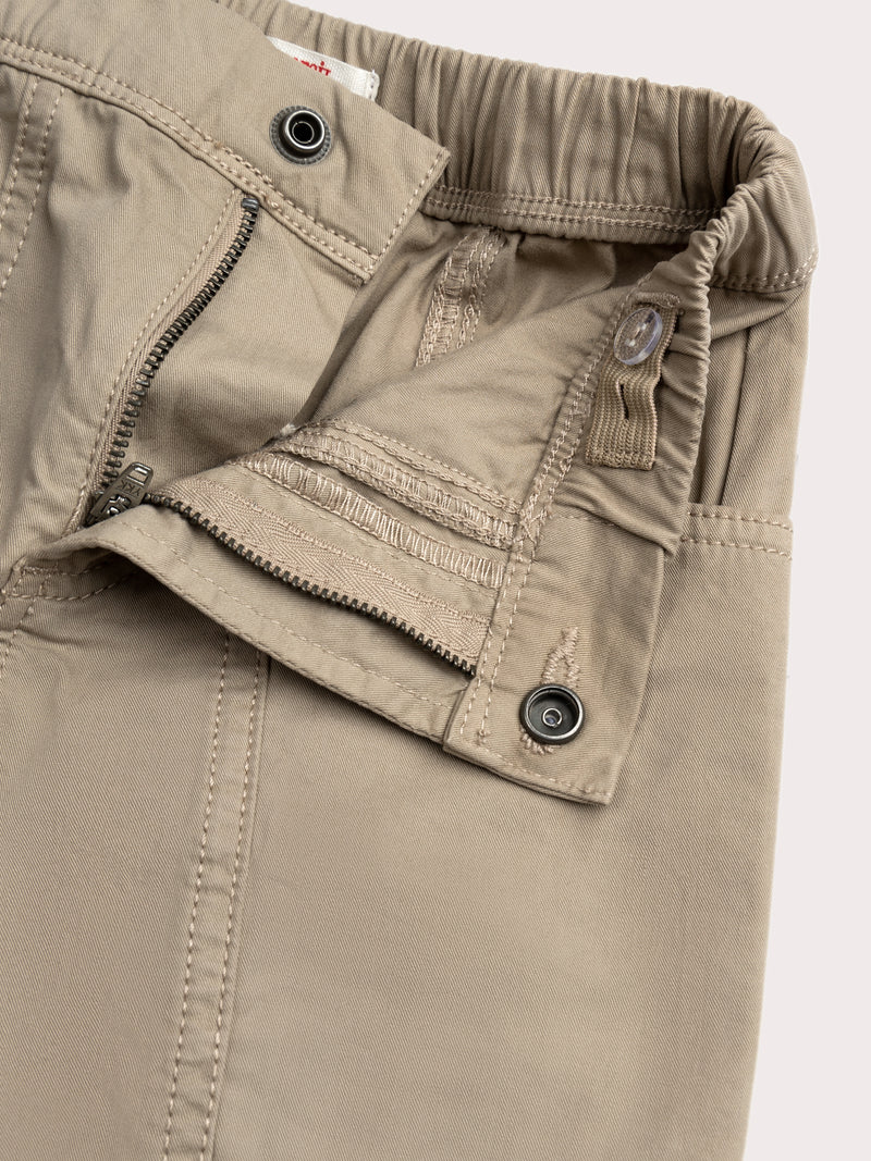 Pantalones beiges con bolsillos de fantasía