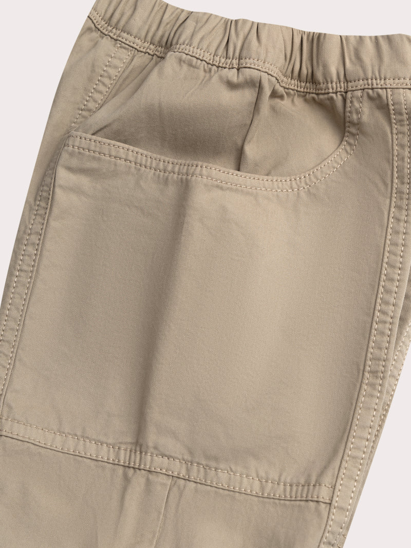 Pantalones beiges con bolsillos de fantasía
