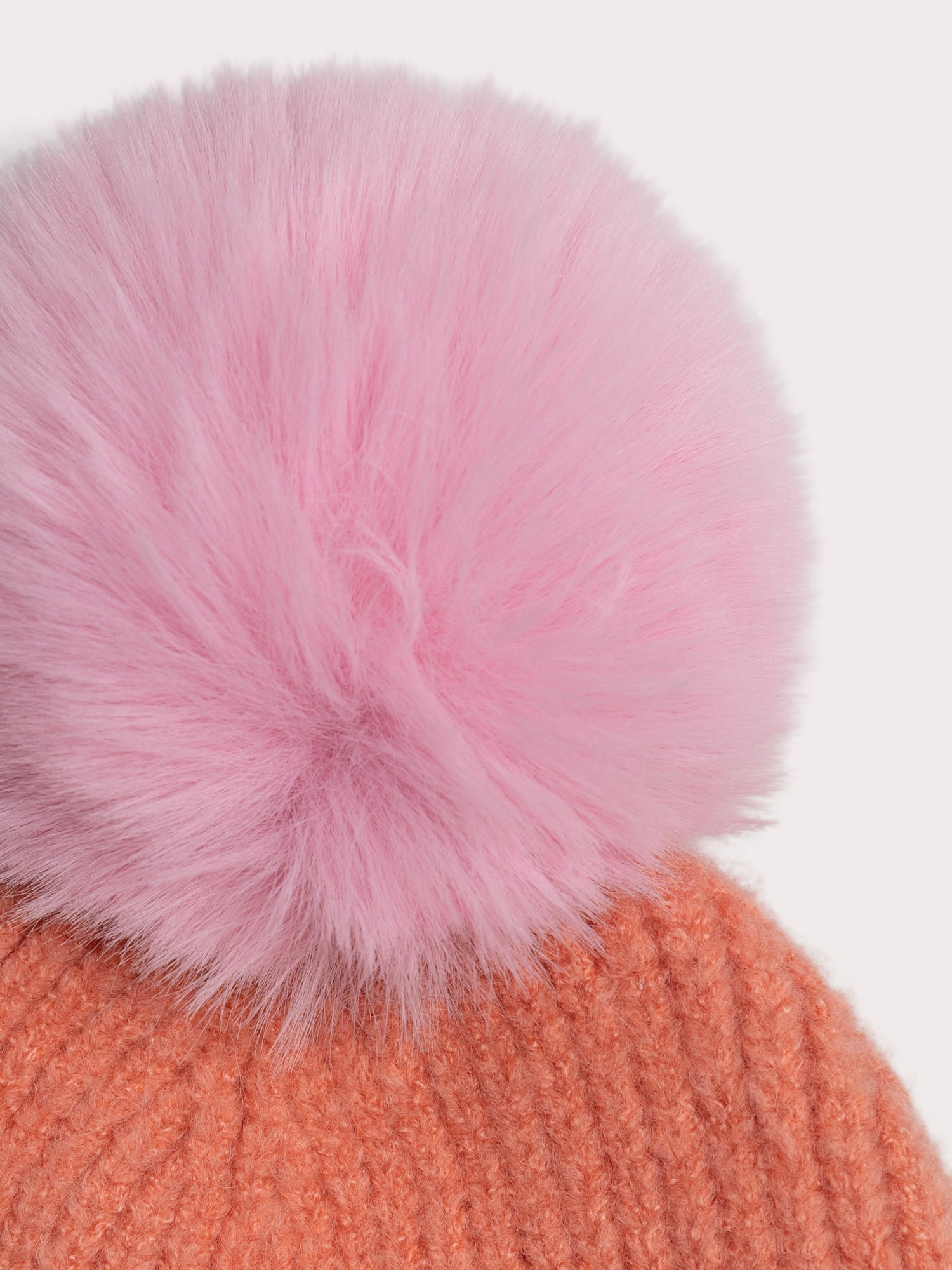 Gorra bicolor con pompon para chicas