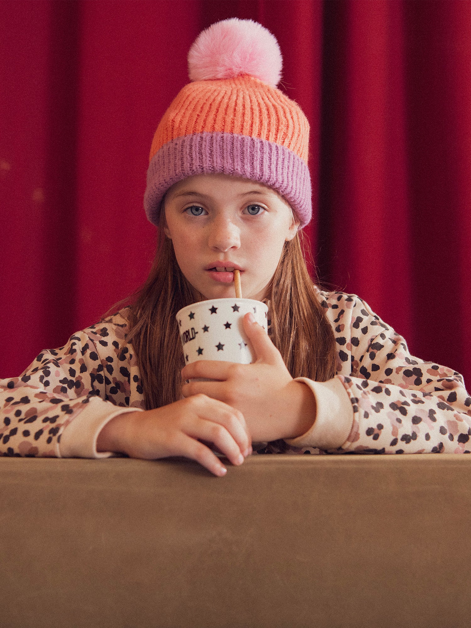 Gorra bicolor con pompon para chicas