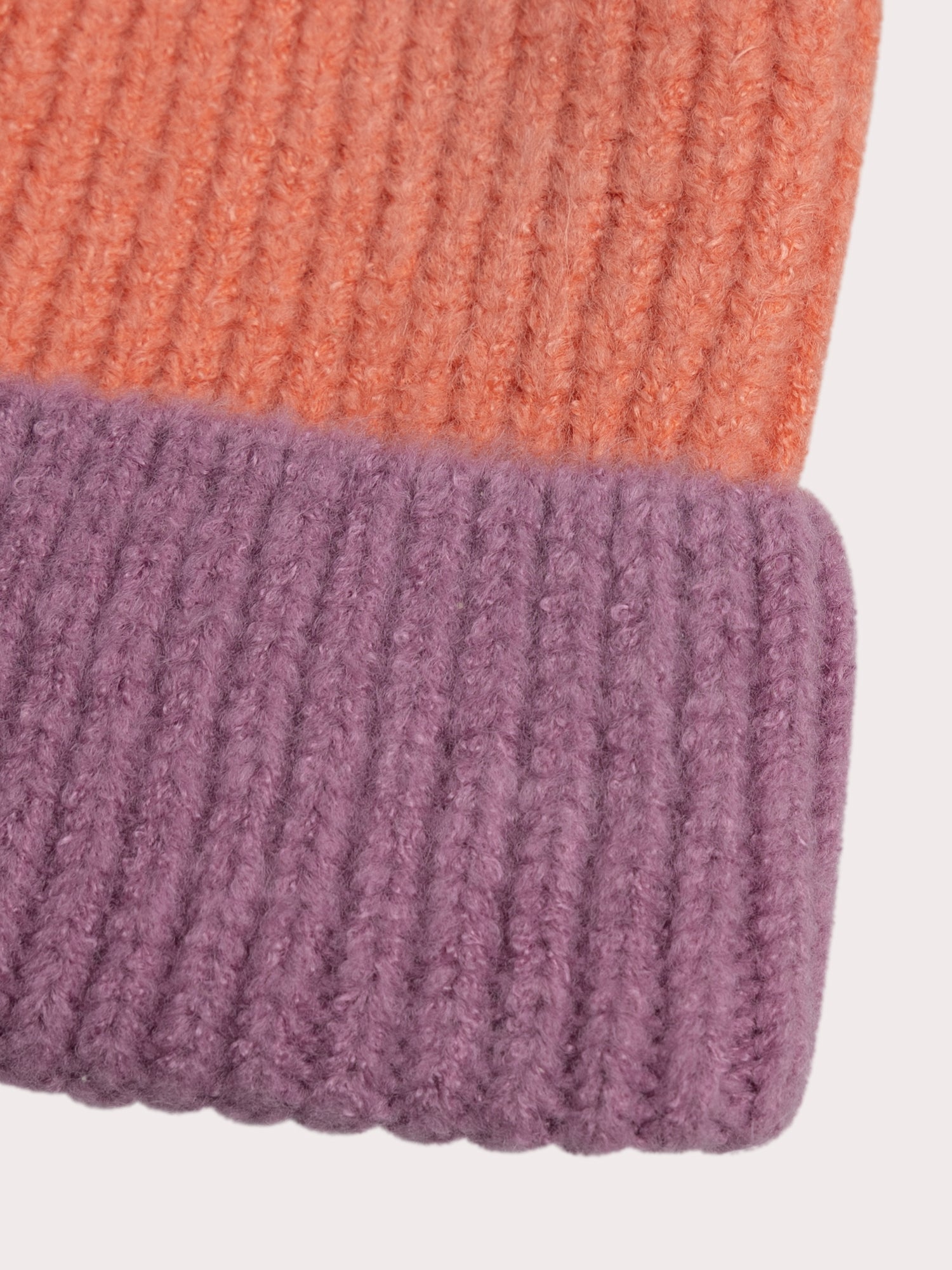 Gorra bicolor con pompon para chicas