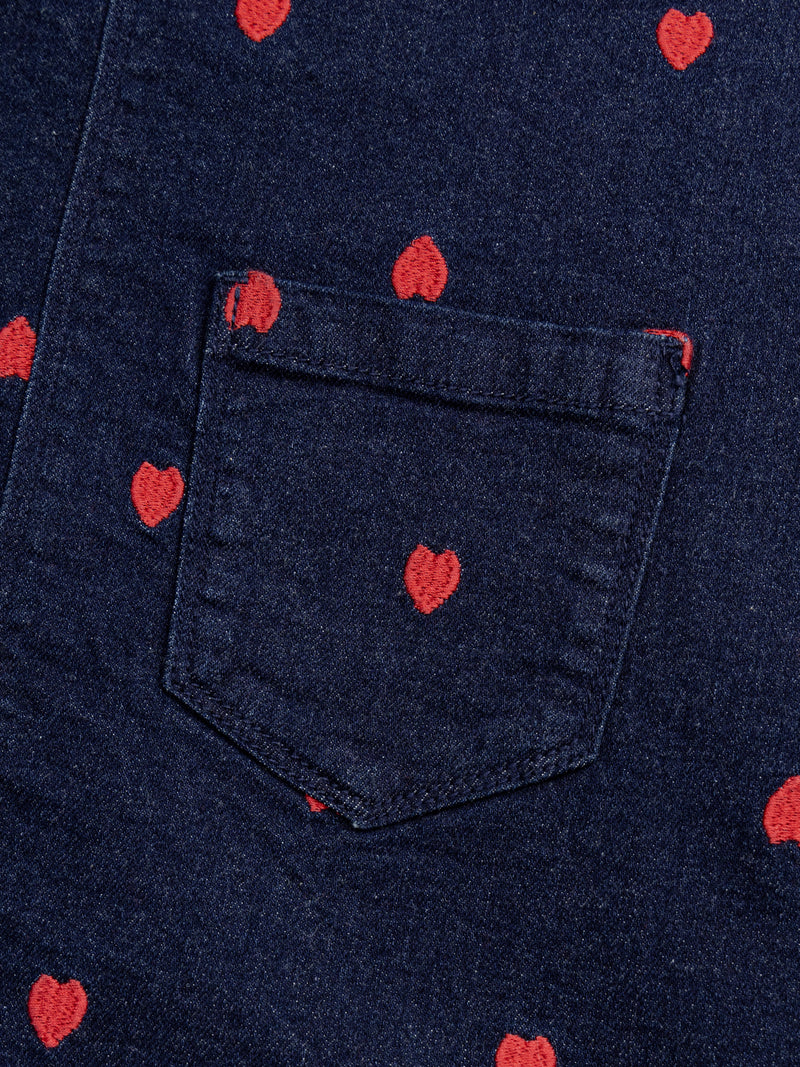 Vestido-salopette azul de denim con bordados de corazón para niña
