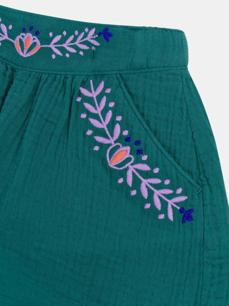 Short verde con bordados florales para niña