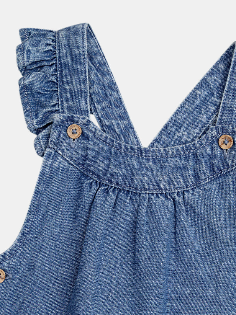 Mono de denim con bolsillos de corazón bordados para niña