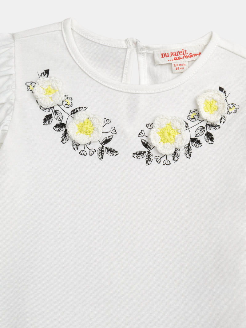 Camiseta ecru bordada con flores y mangas con volantes para niña