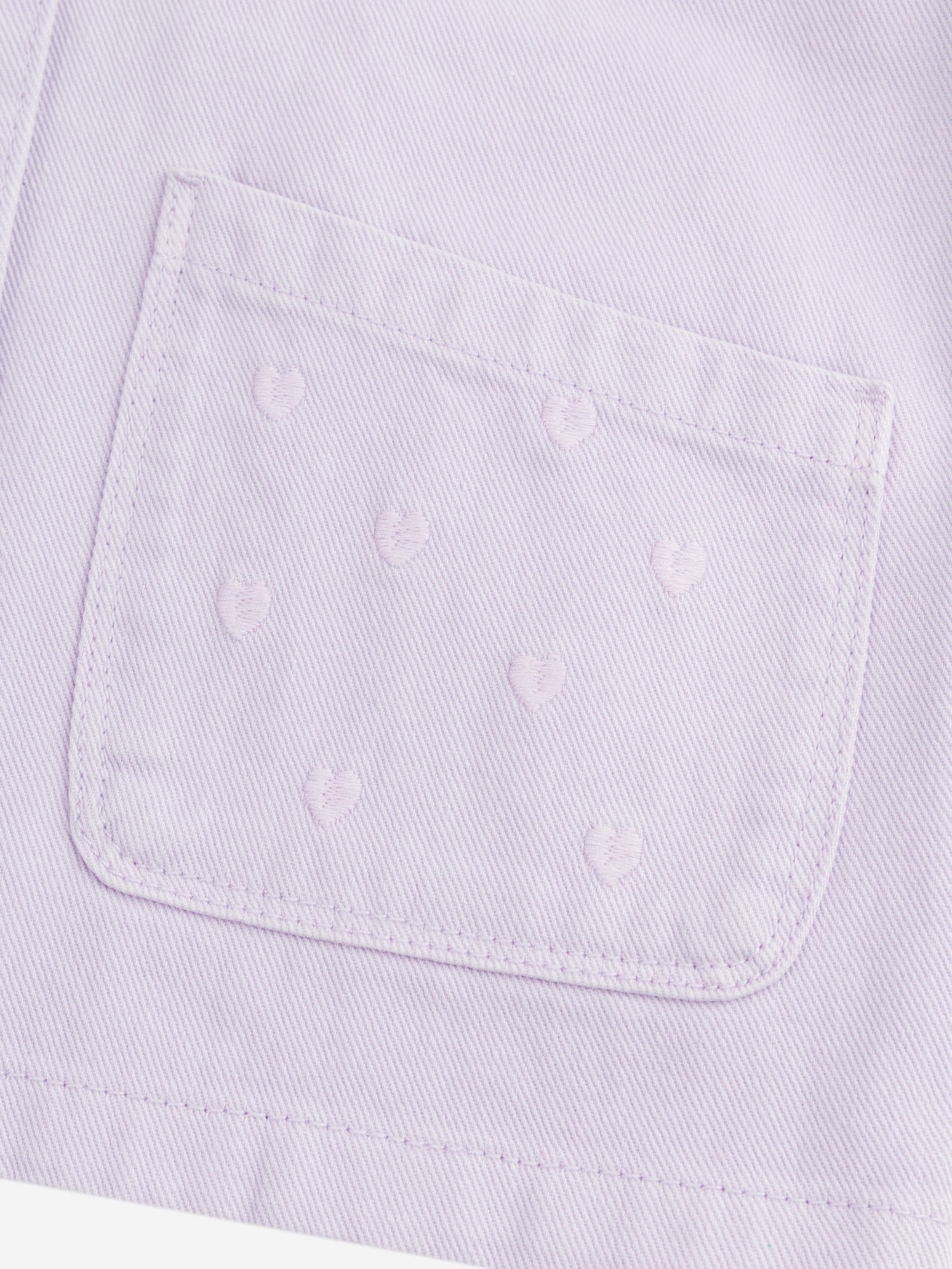 Chaqueta púrpura con bolsillos y bordados de corazón para niñas