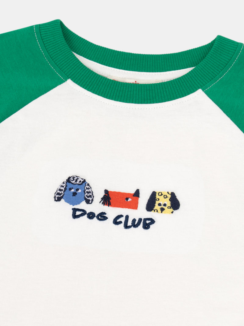 Camiseta larga crema con mangas verdes bordadas con cabezas de perros para niño