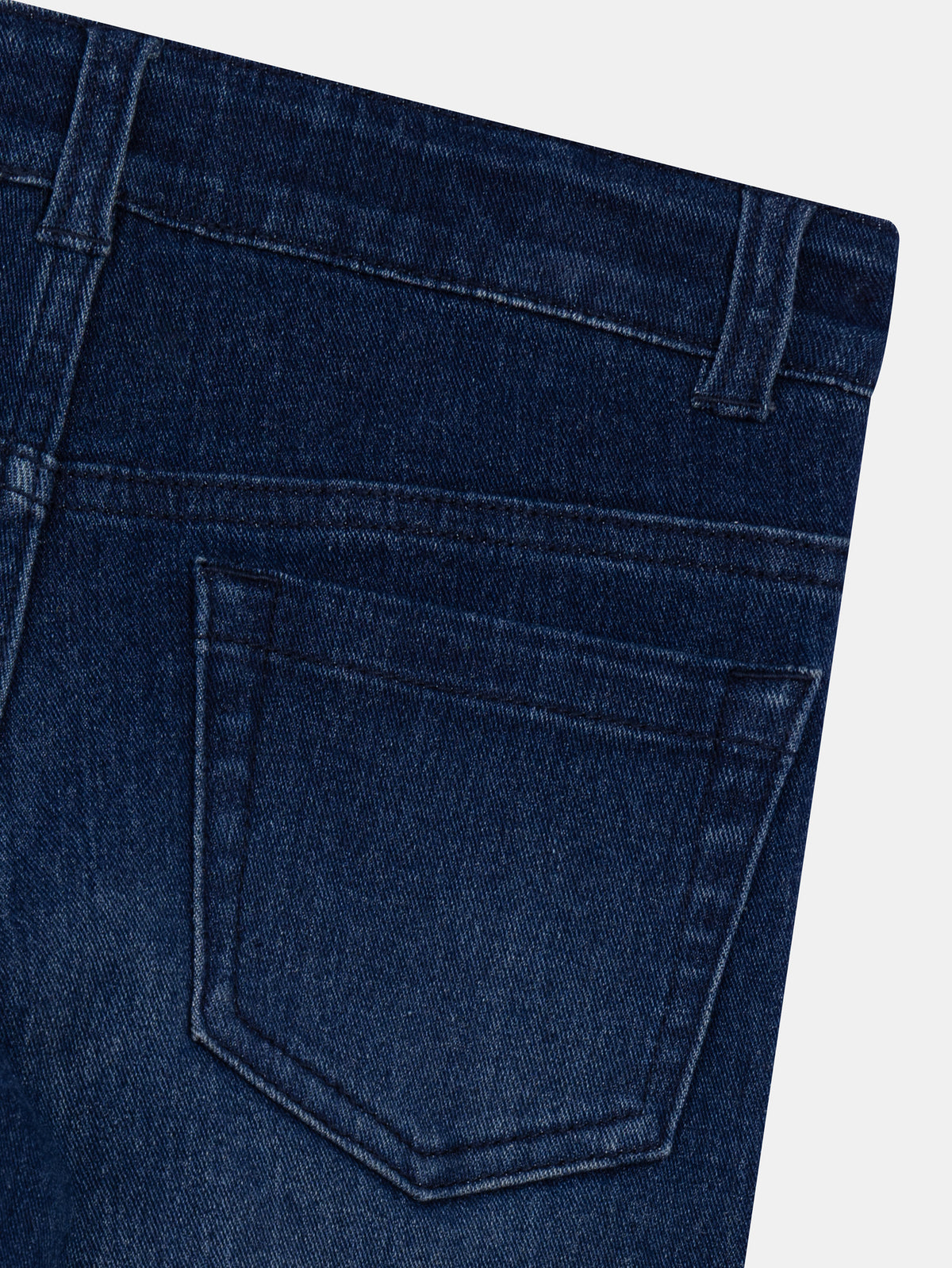 Jean de denim azul con bolsillos para niño