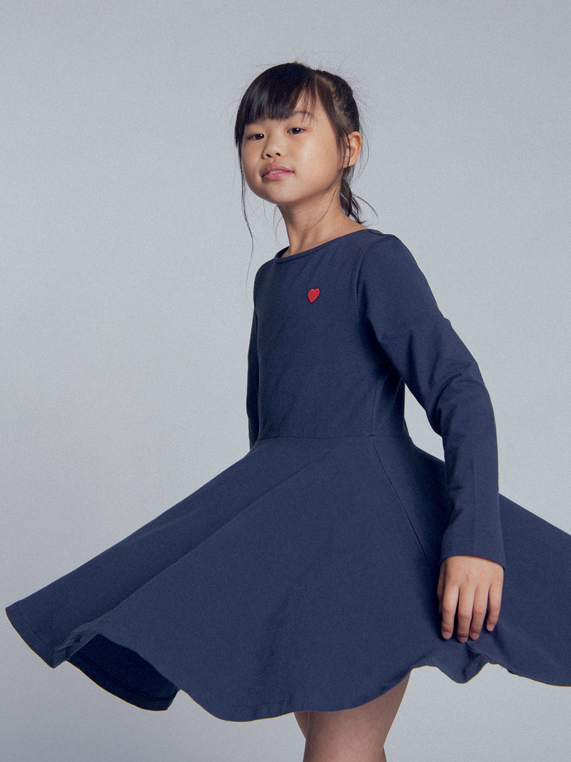 Vestido marino con bordado de corazón para niñas