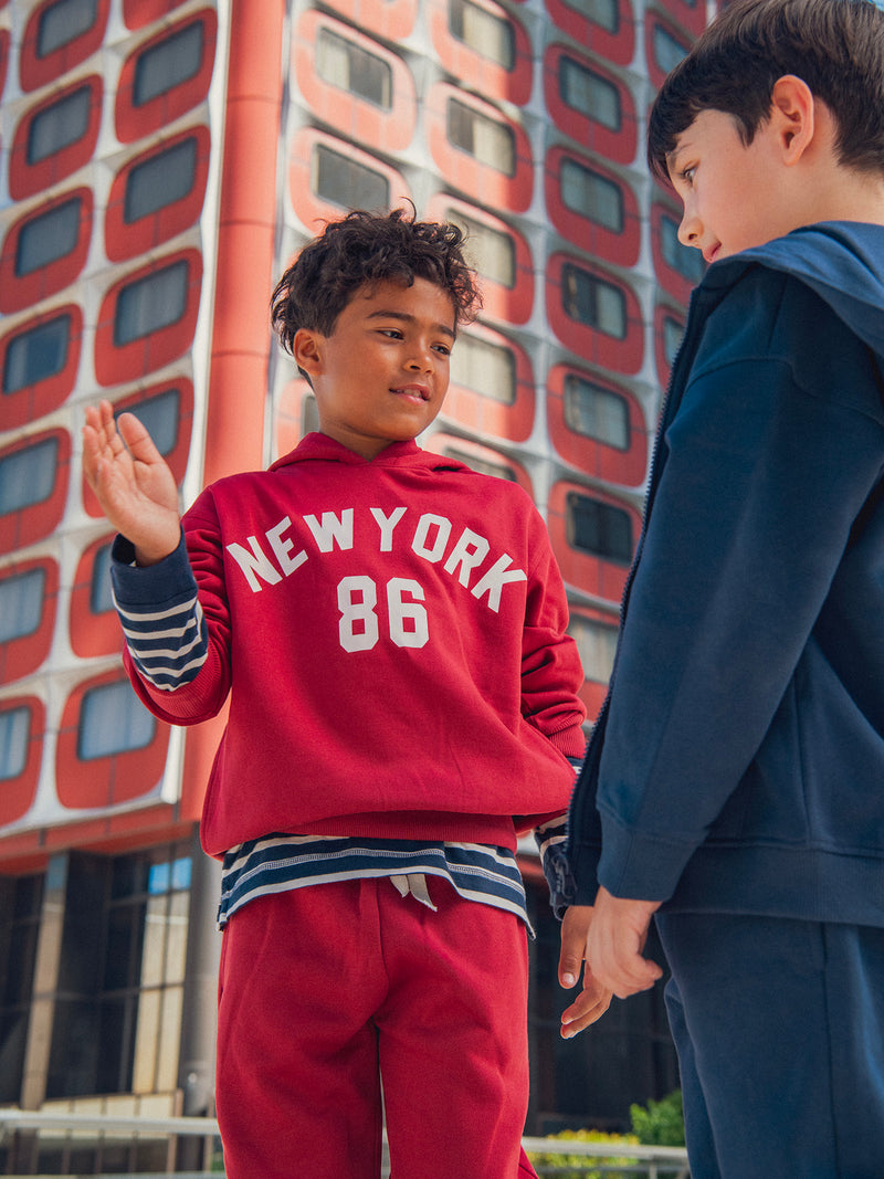 Sudadera roja con capucha para niño