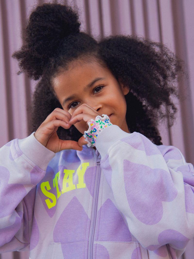 Parte superior de jogging morado con estampado de corazón para niña