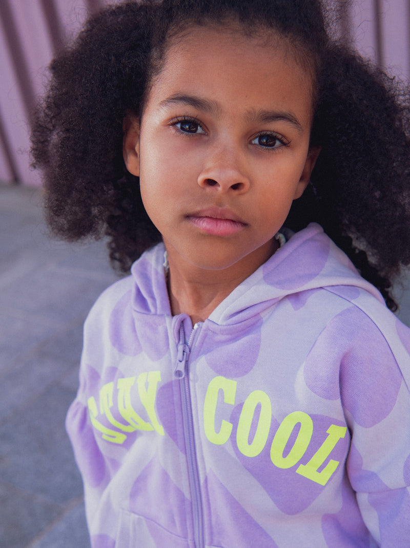Parte superior de jogging morado con estampado de corazón para niña