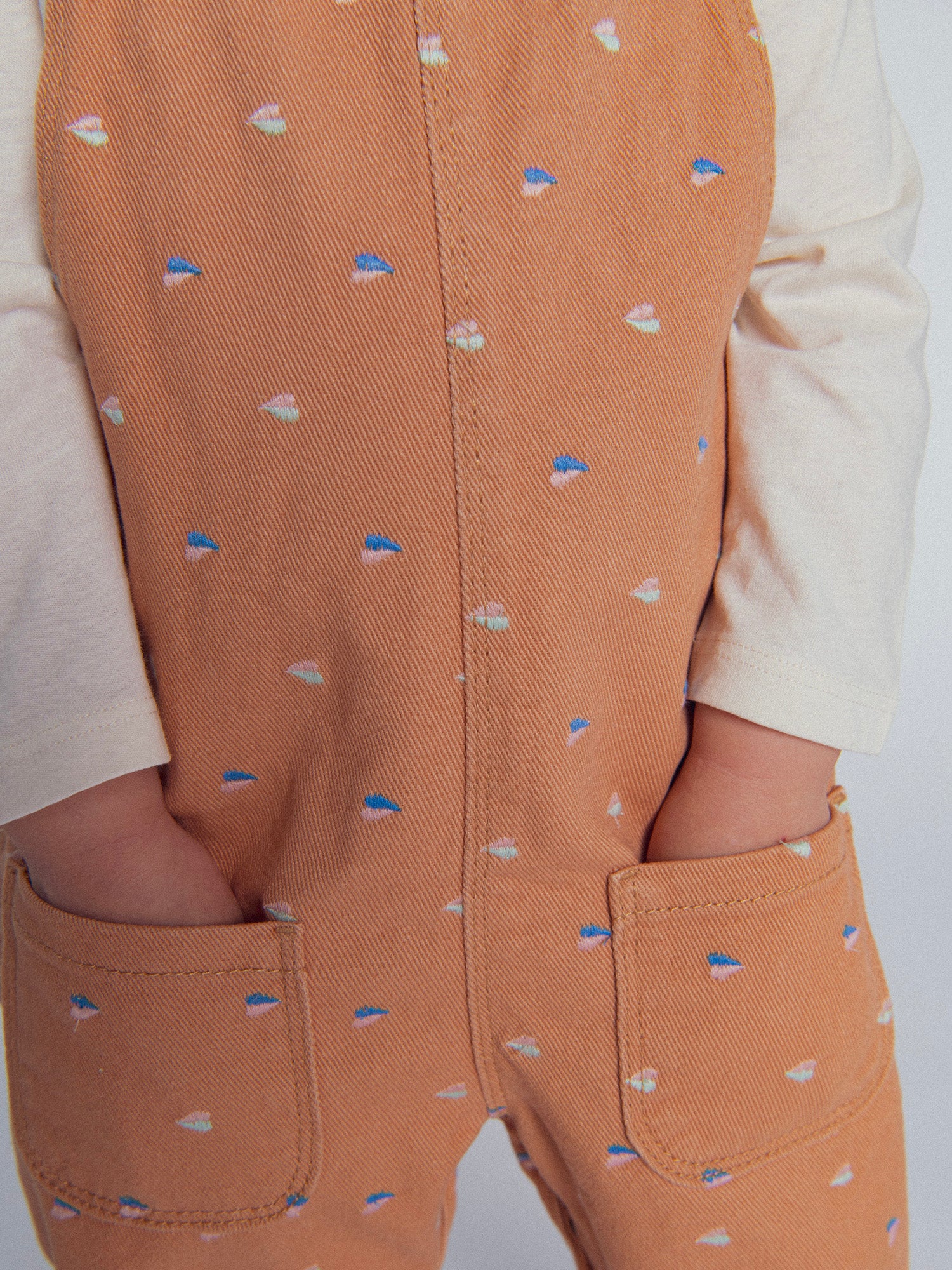 Peto de twill "caramelo" con bordados de corazones para bebé niña