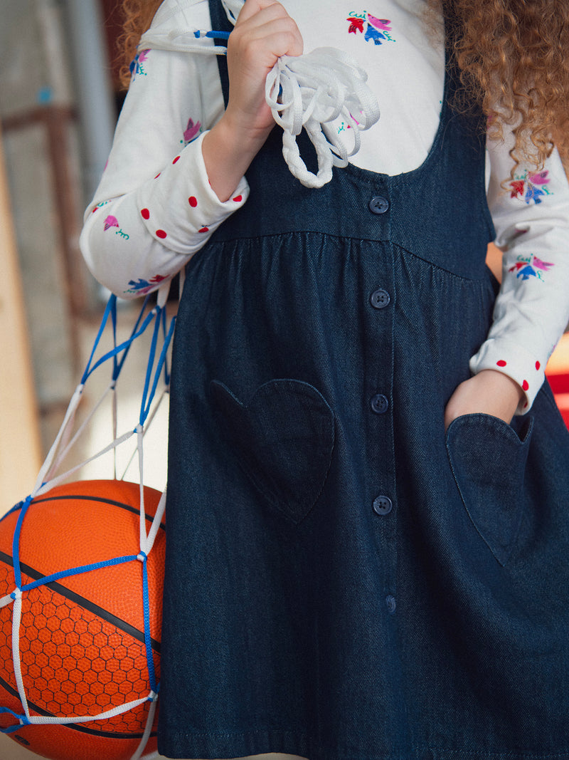 Vestido de denim azul con bolsillos en forma de corazón para niñas