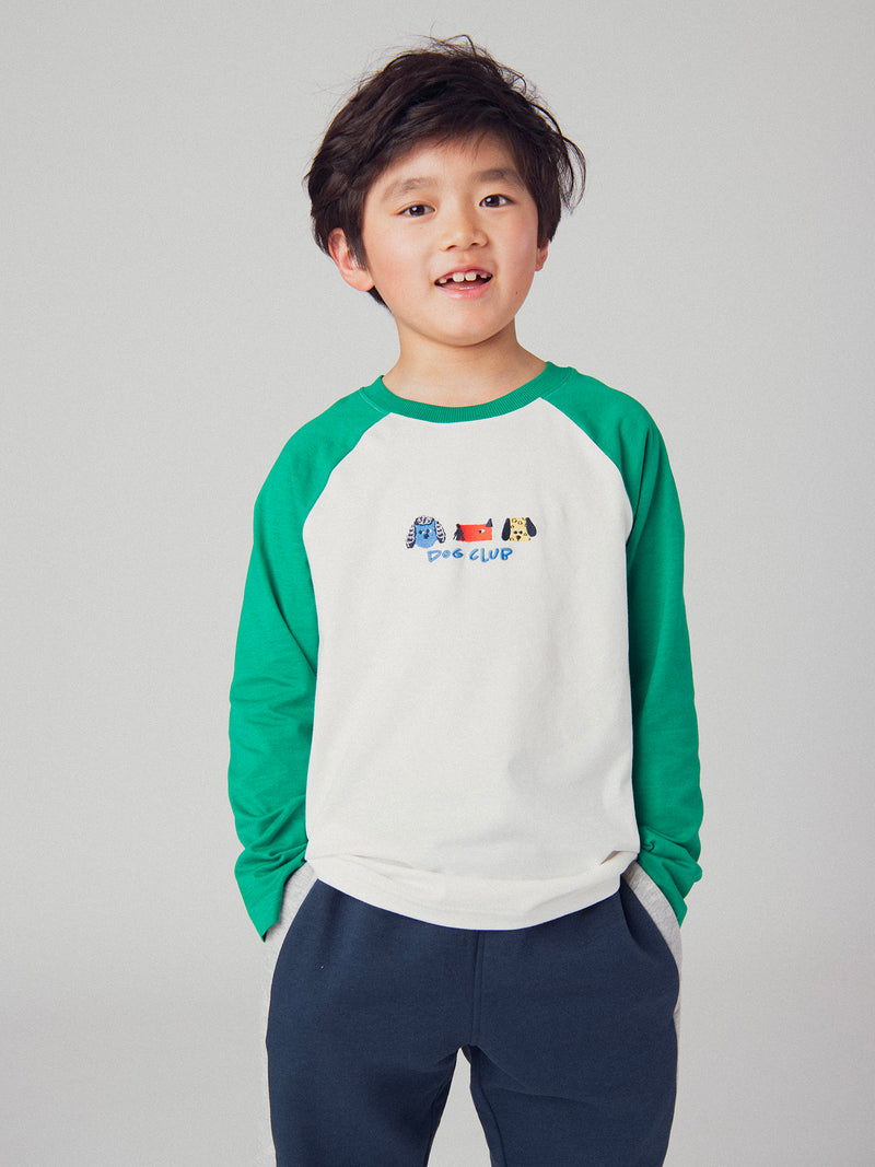 Camiseta larga crema con mangas verdes bordadas con cabezas de perros para niño