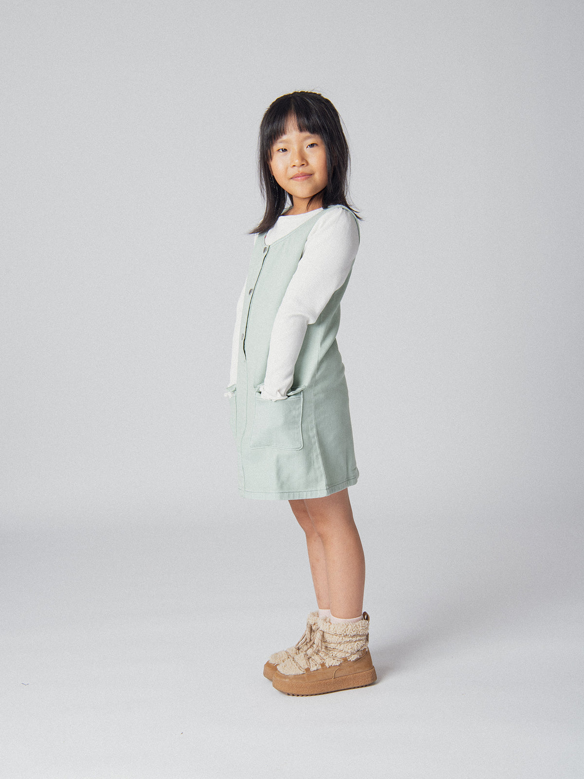 Vestido verde salvia con bolsillos para niñas