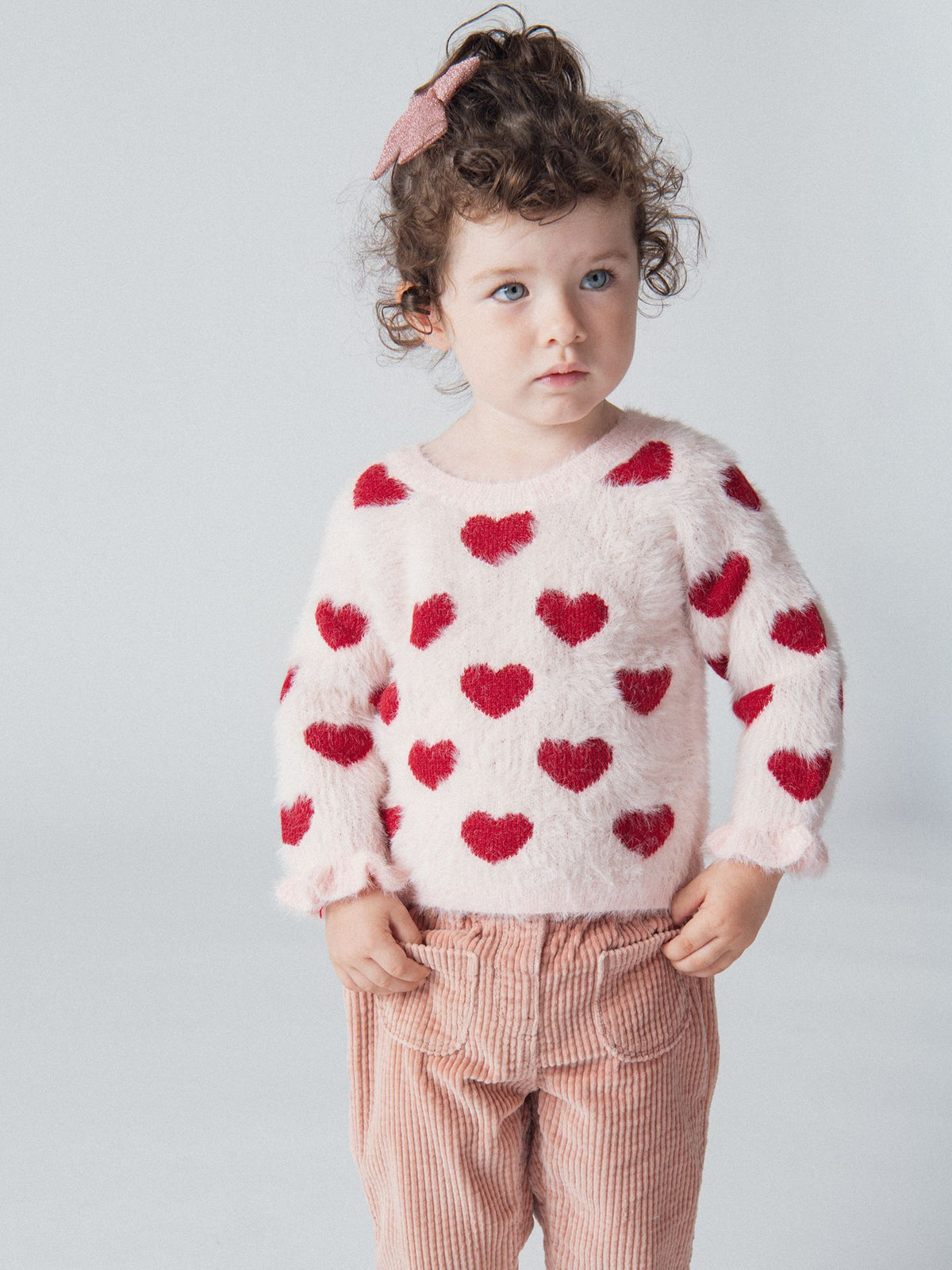 Suéter rosa tiza con patrón de corazones para niña bebé