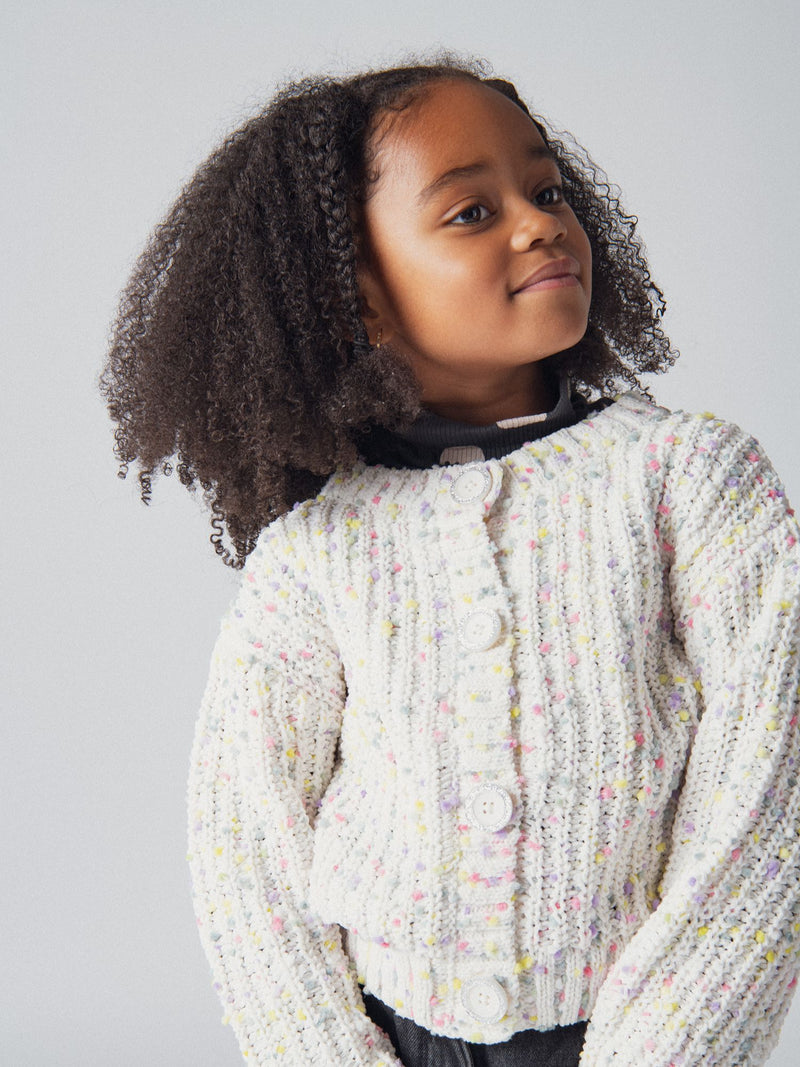 Cardigan blanco roto de punto con bolitas multicolores para niña