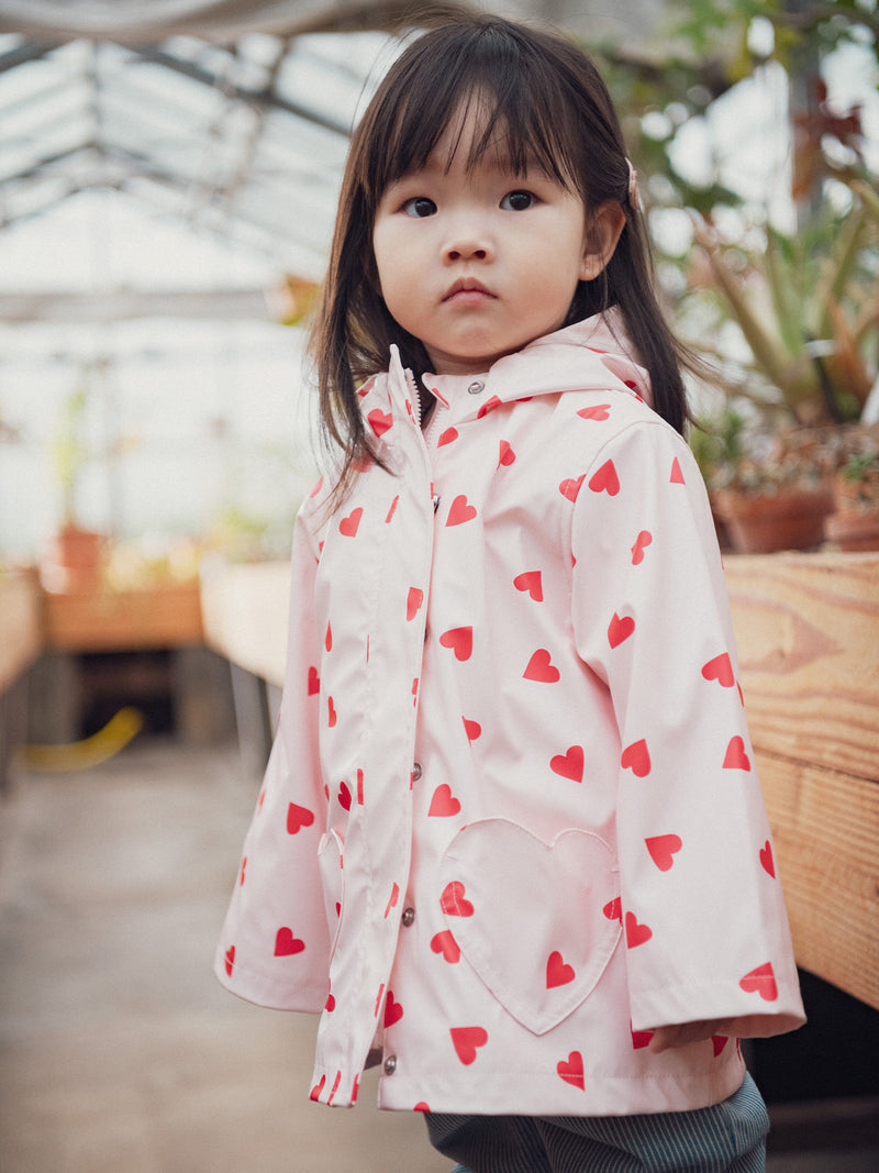 Imperméable rosa con estampado de corazones para bebé niña