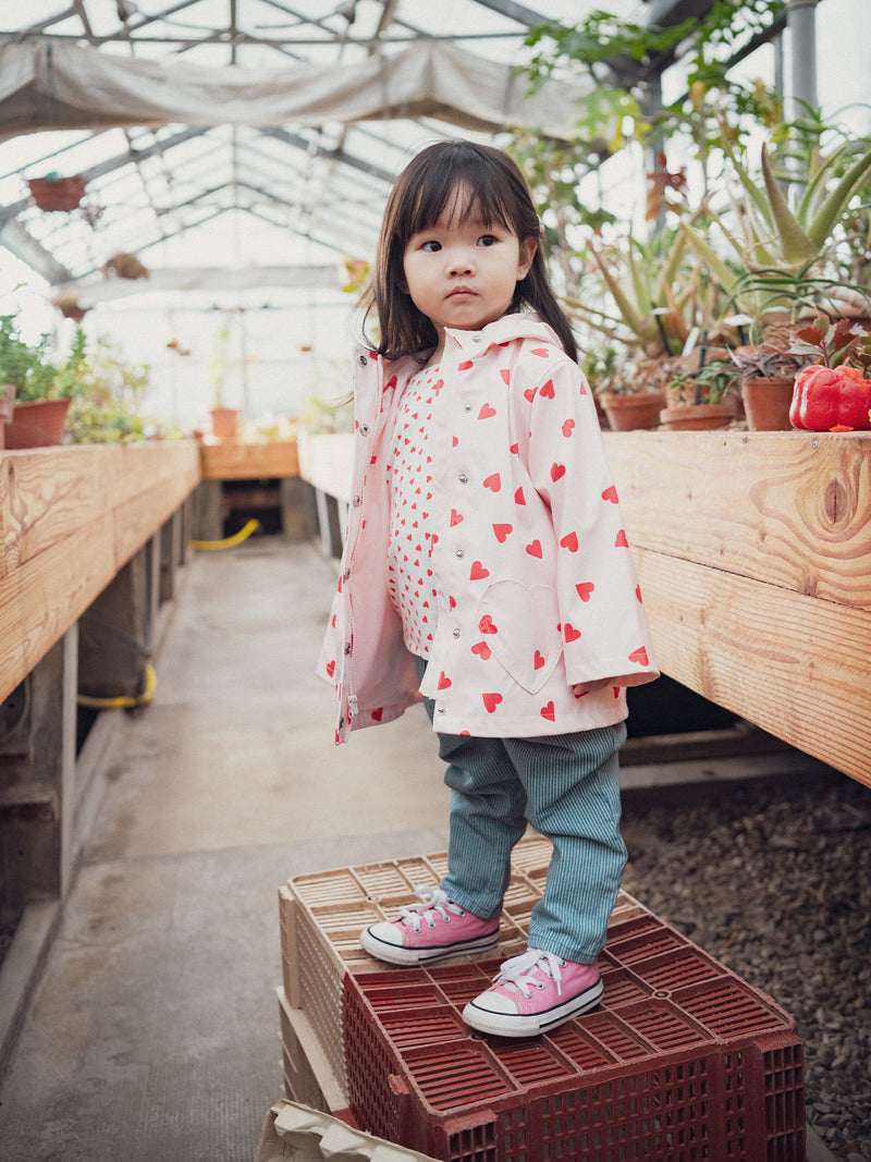 Imperméable rosa con estampado de corazones para bebé niña
