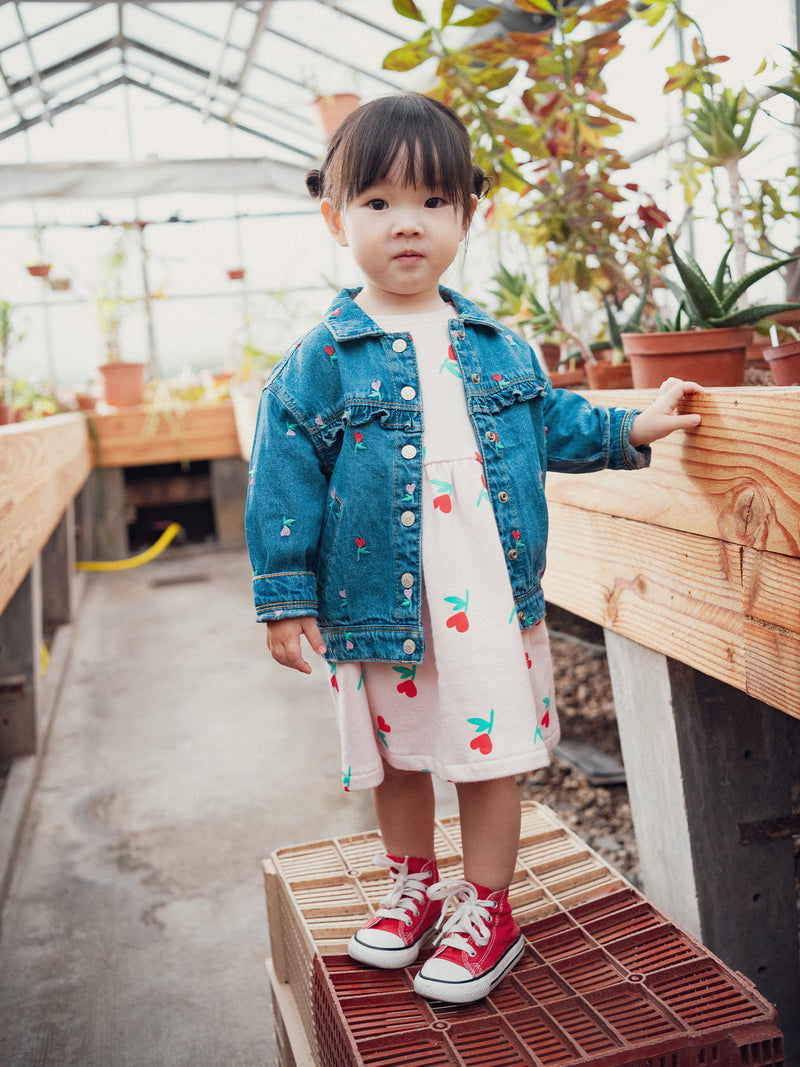 Chaqueta de jean con volante y bordado de flor corazón para niña