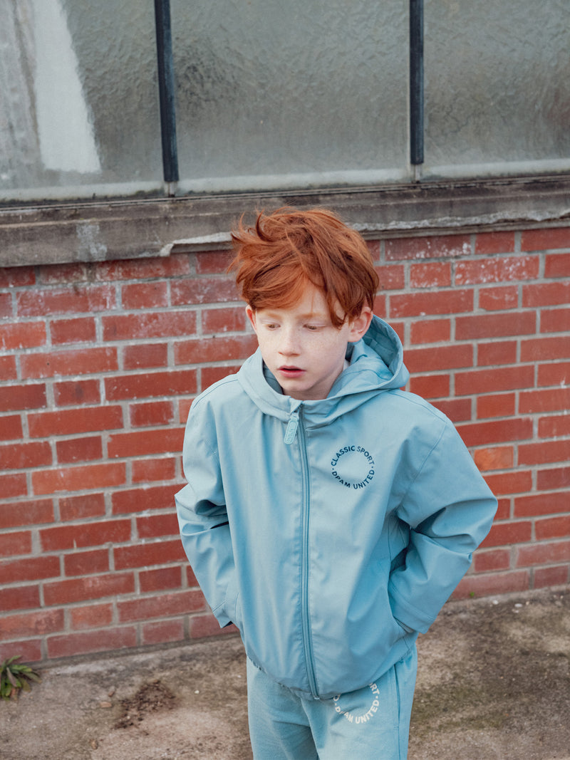 Impermeable azul con capucha para niño