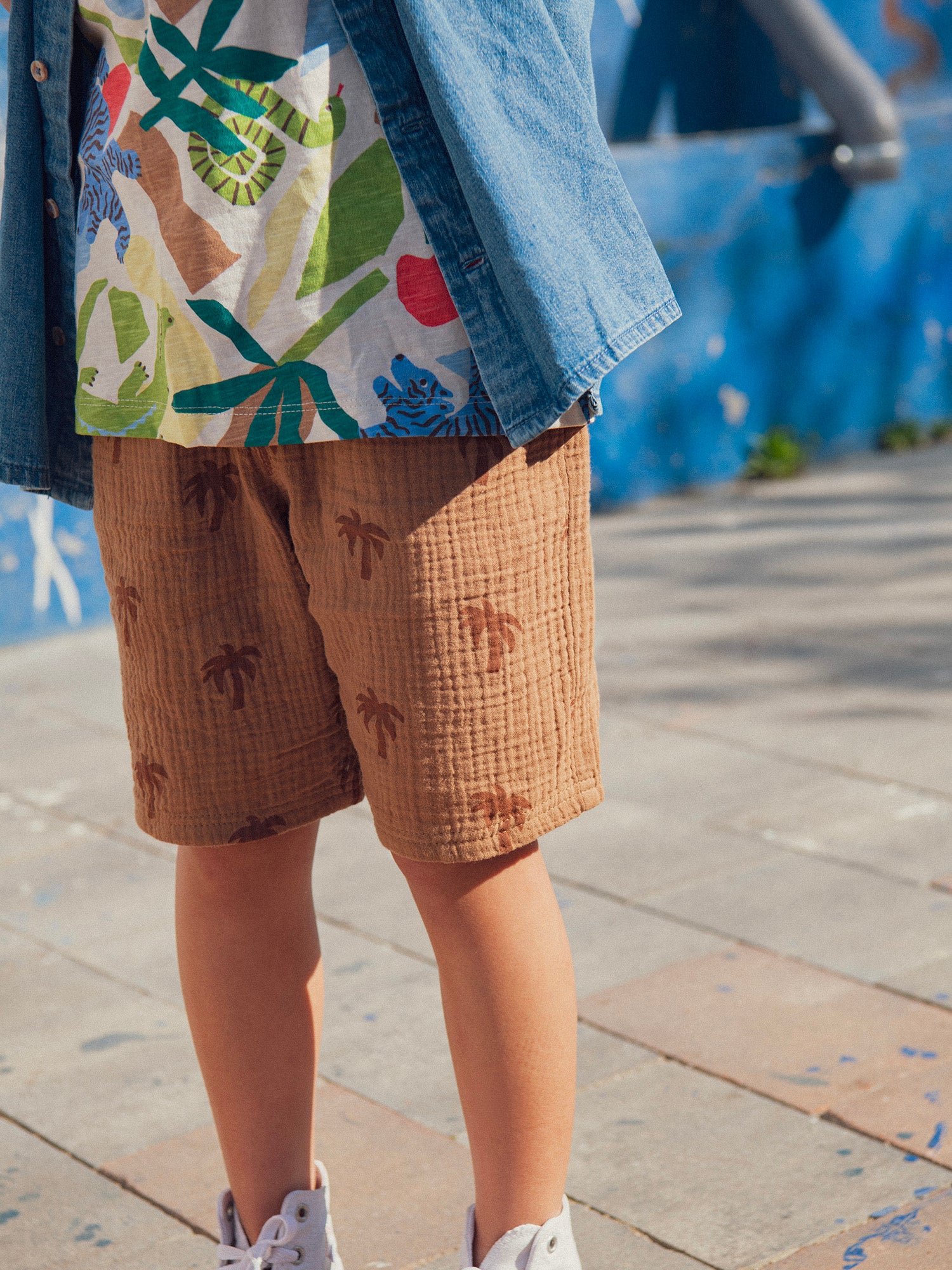 Bermudas marrones con estampado de palmeras para niños