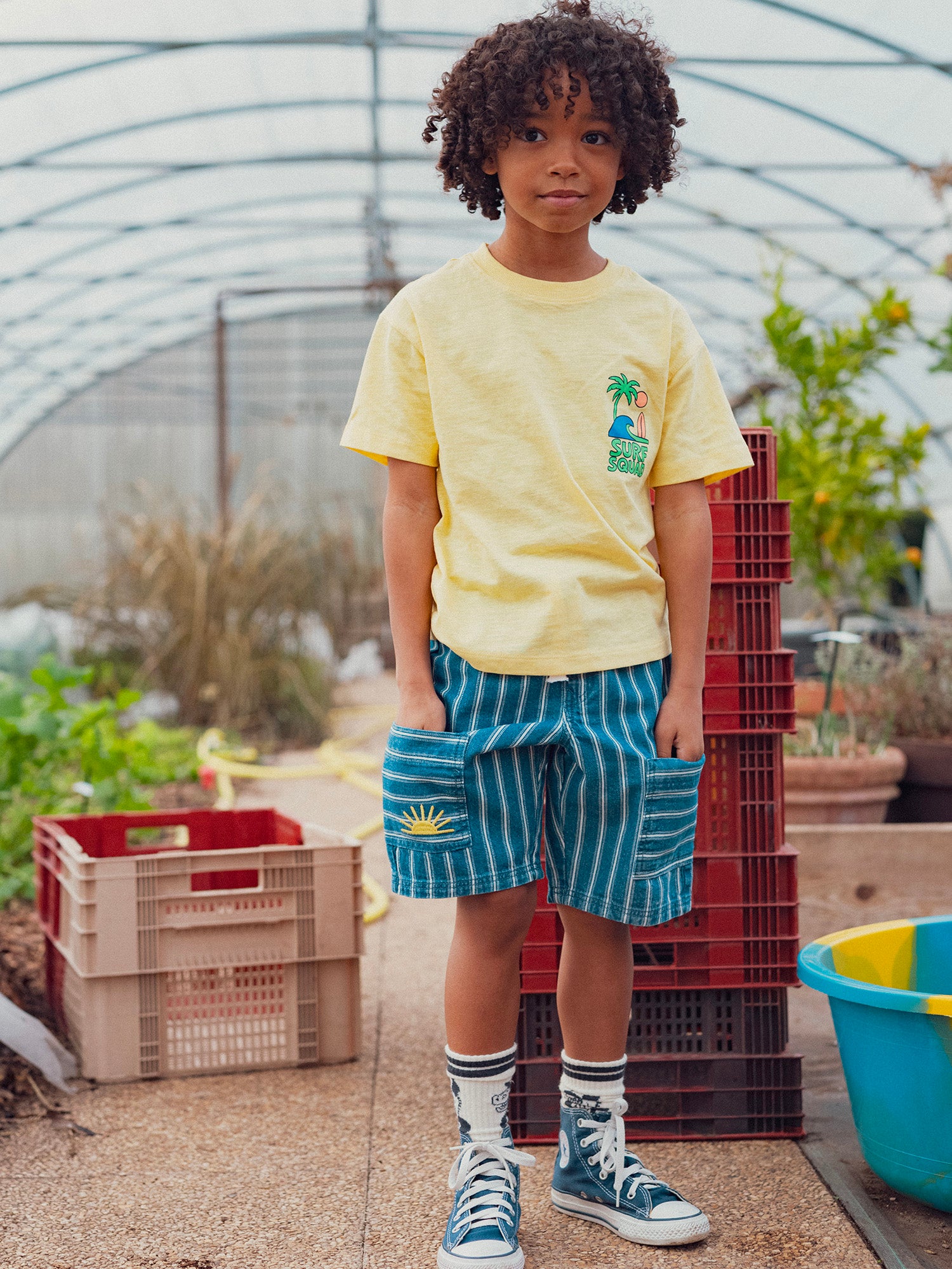 Camiseta amarilla de manga corta con animación de surf para niños