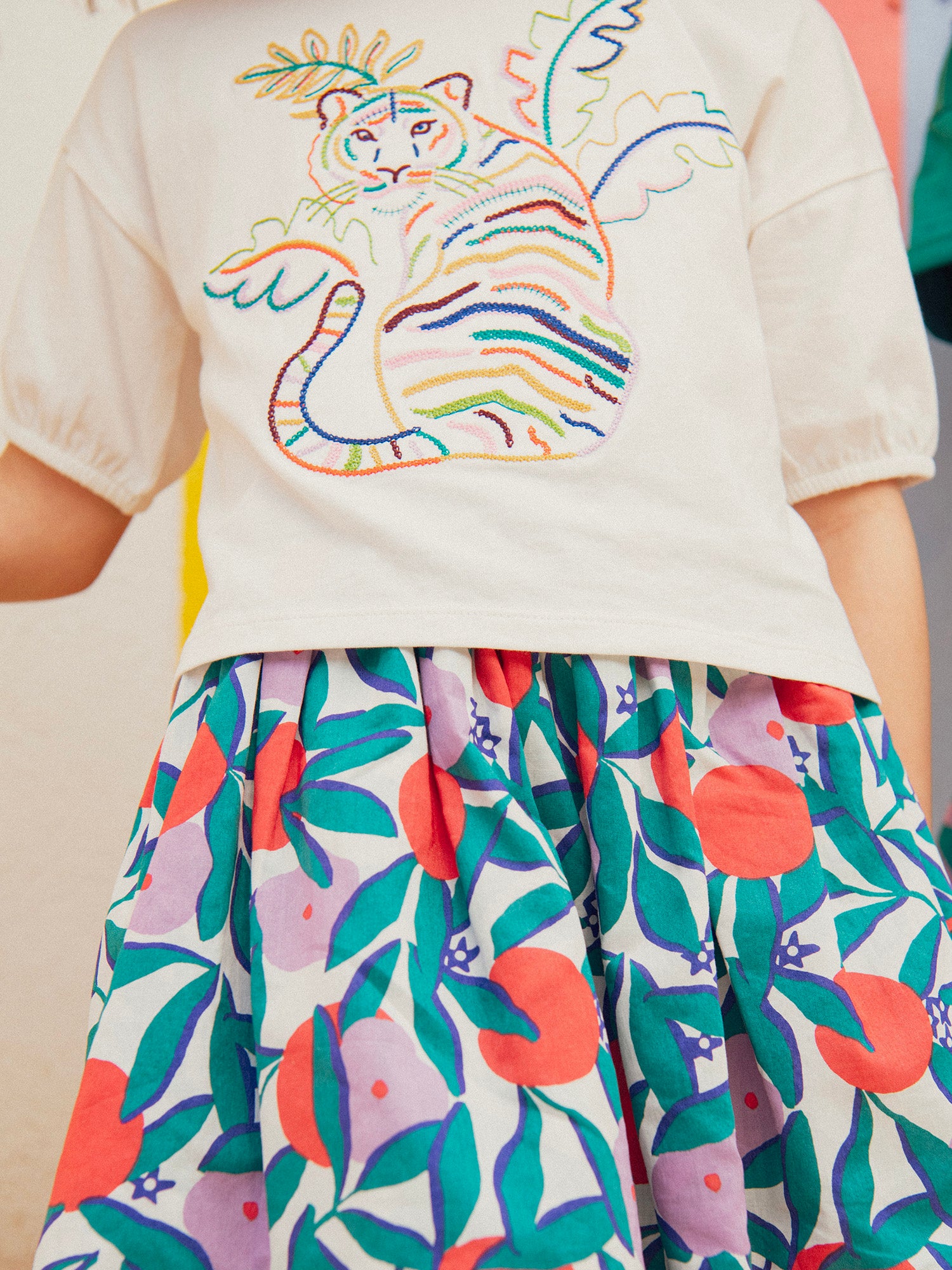 T-shirt ecru con bordado de tigre para chicas