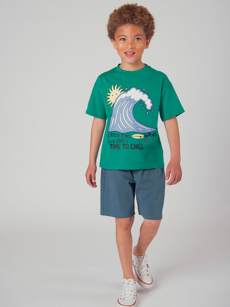 Conjunto de camiseta verde y pantalones cortos azul oscuro con animación para niños