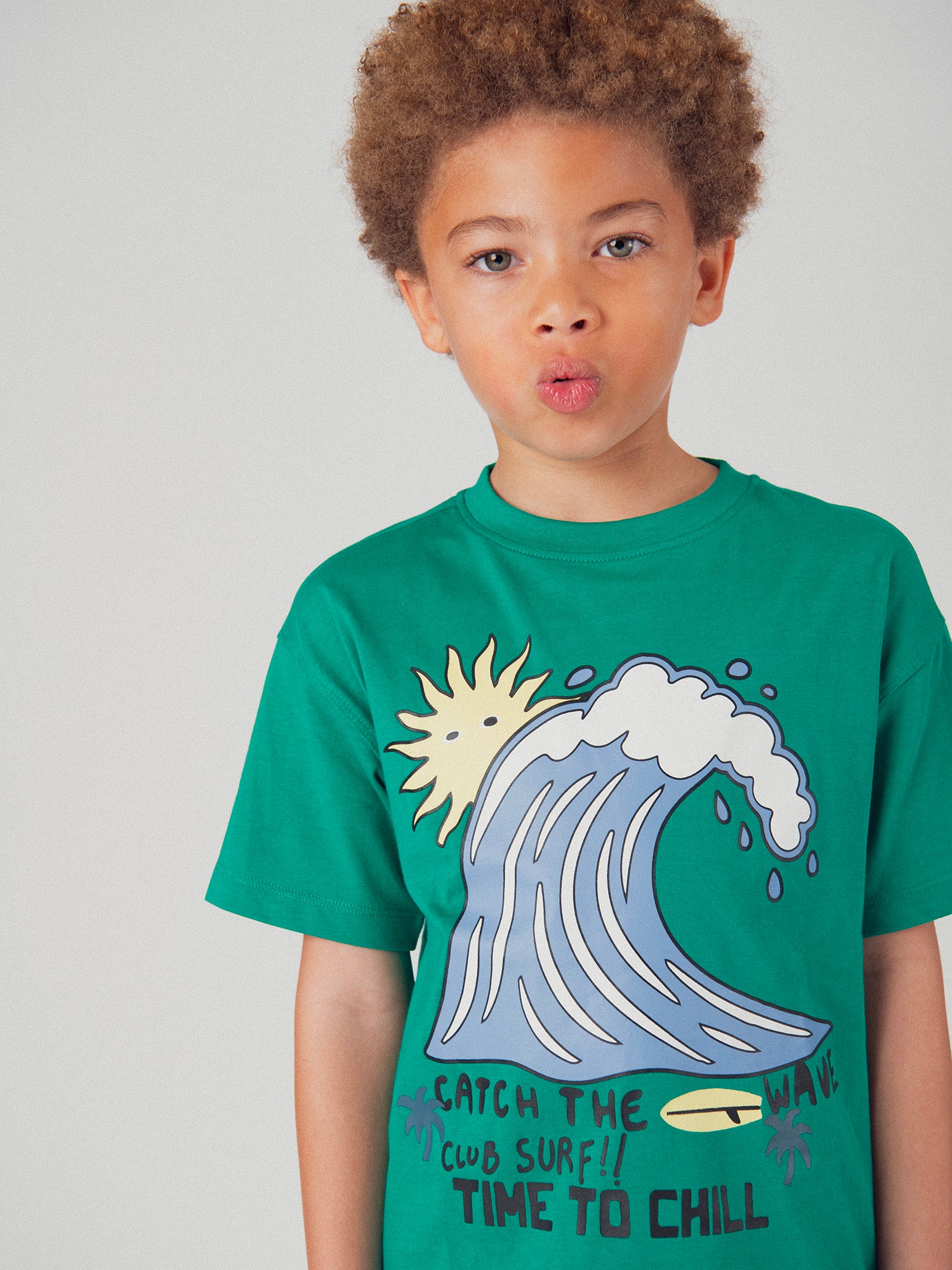 Ensemble t-shirt vert et short bleu foncé avec animation pour garçon