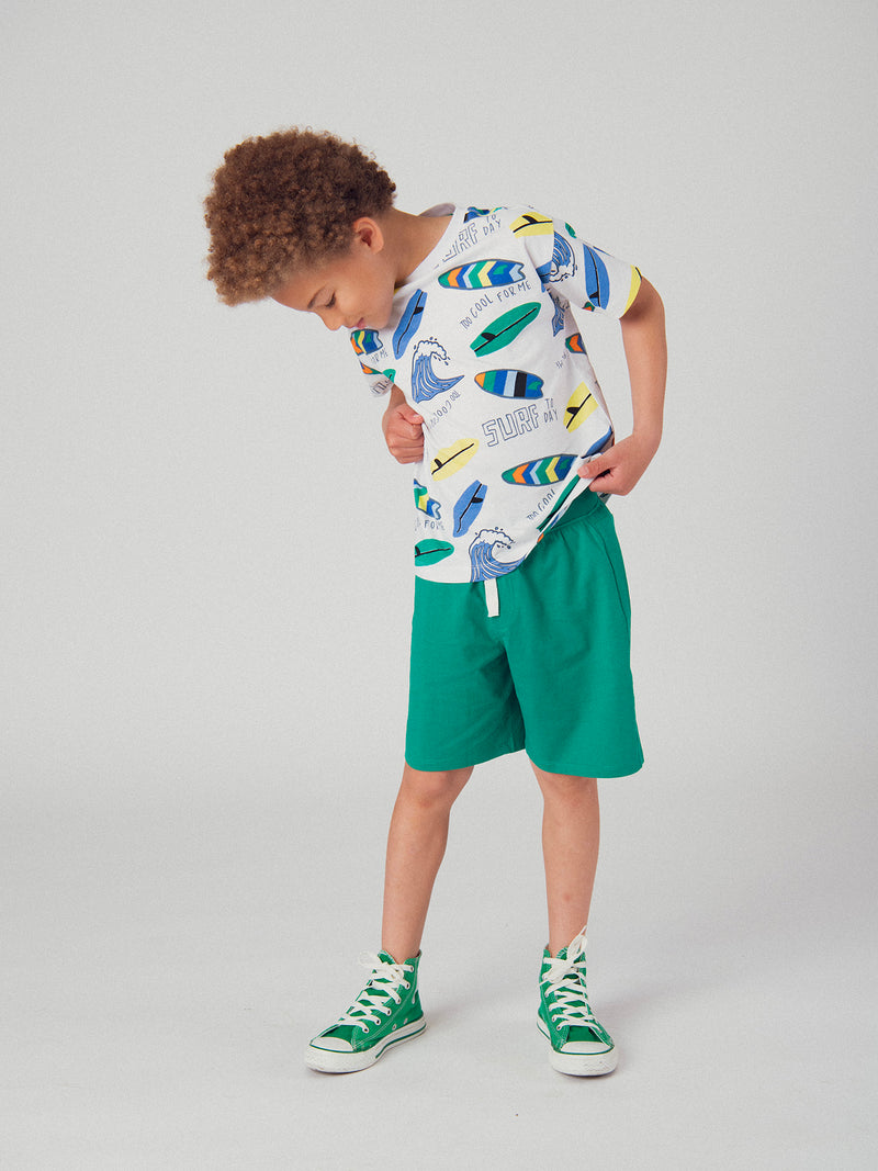 Conjunto de camiseta blanca y pantalones cortos verdes con estampado para niños