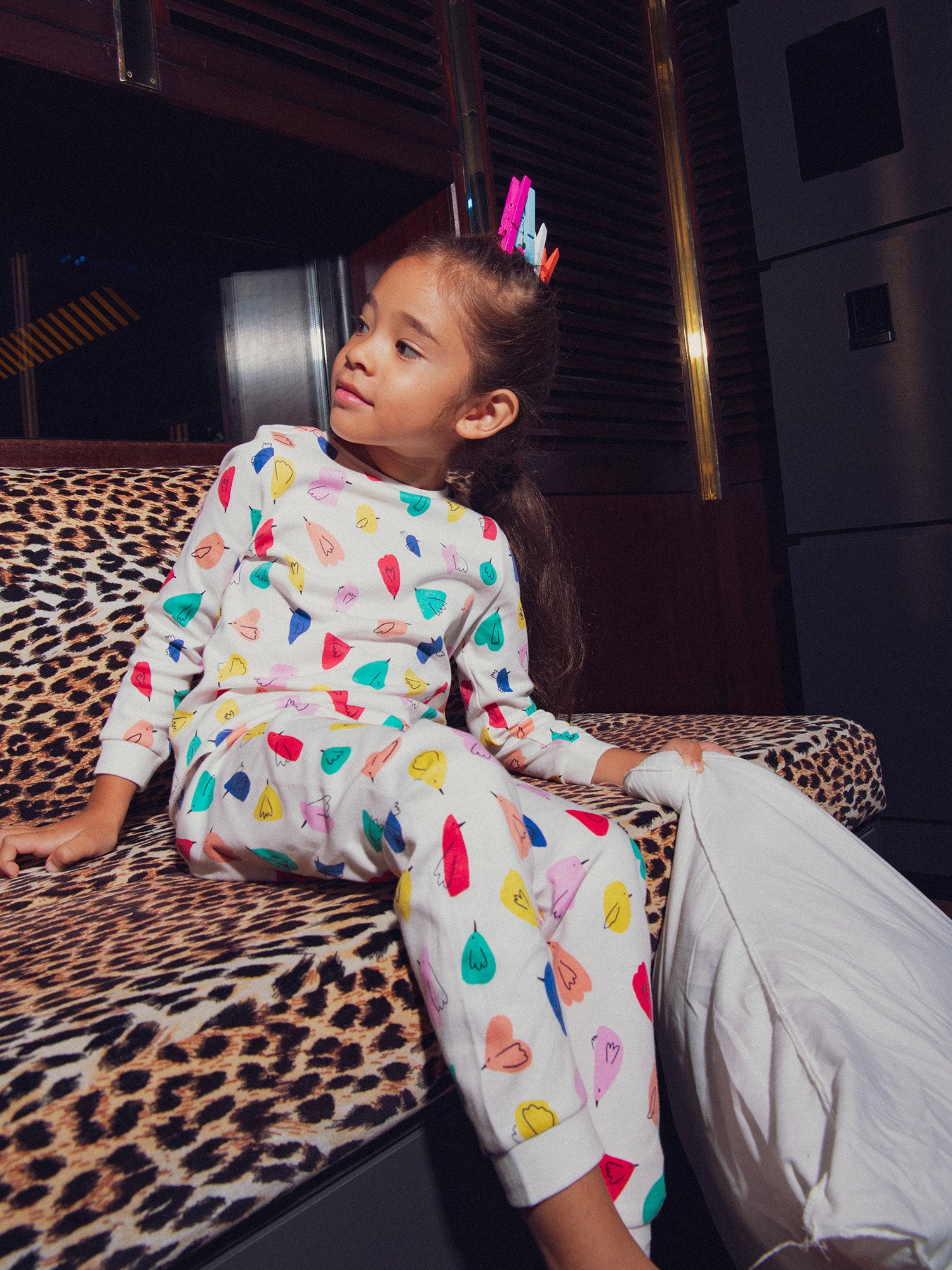 Pijama ecru impreso con pájaros para niña