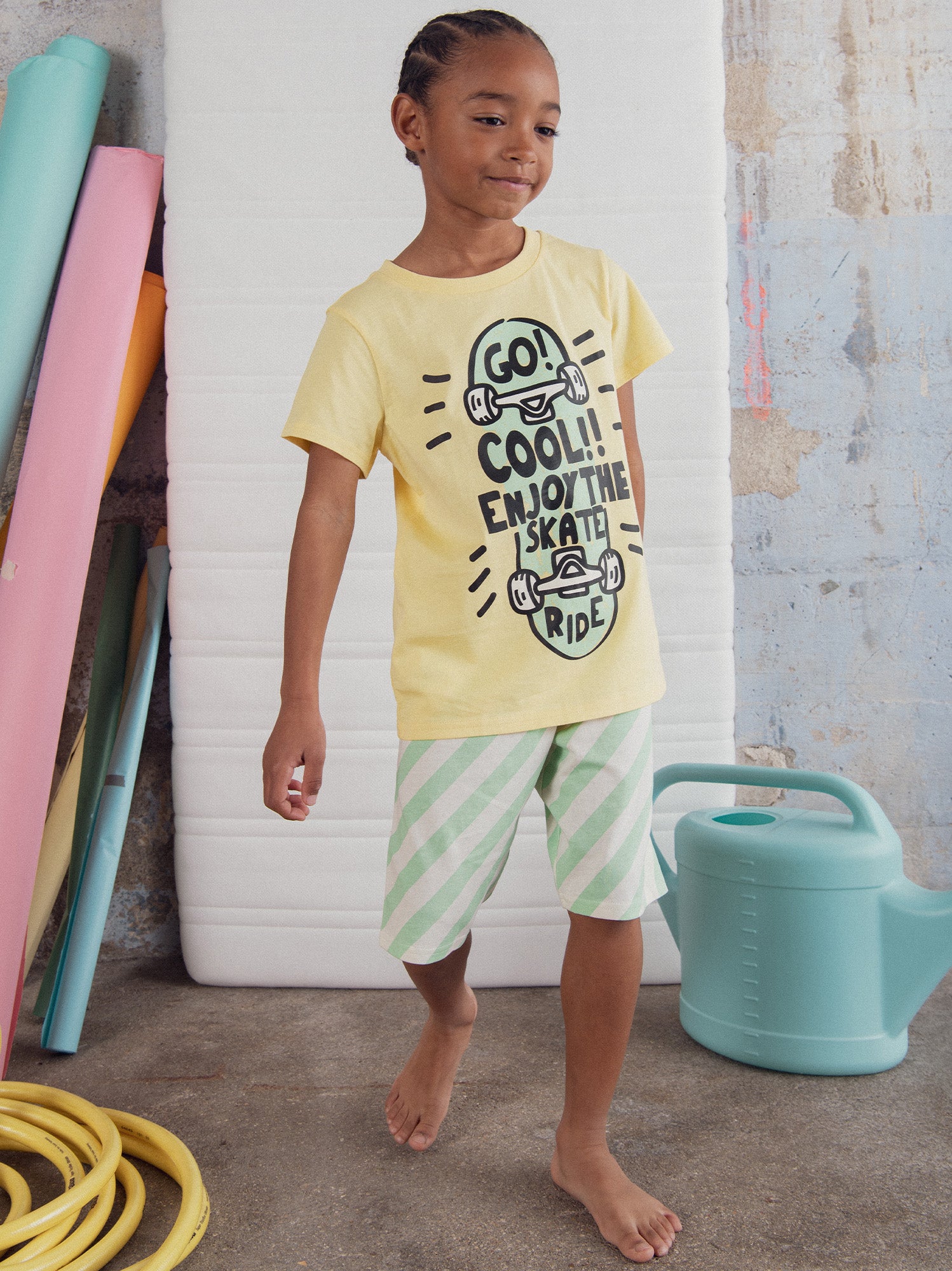 Pijama corto amarillo "Enjoy the Skate Ride" para niño