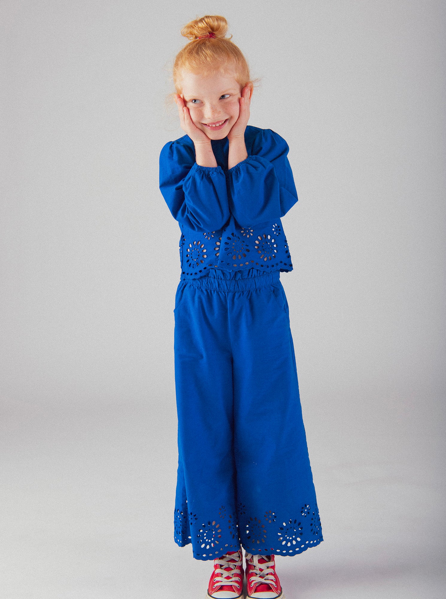 Pantalon bleu à broderie anglaise pour fille