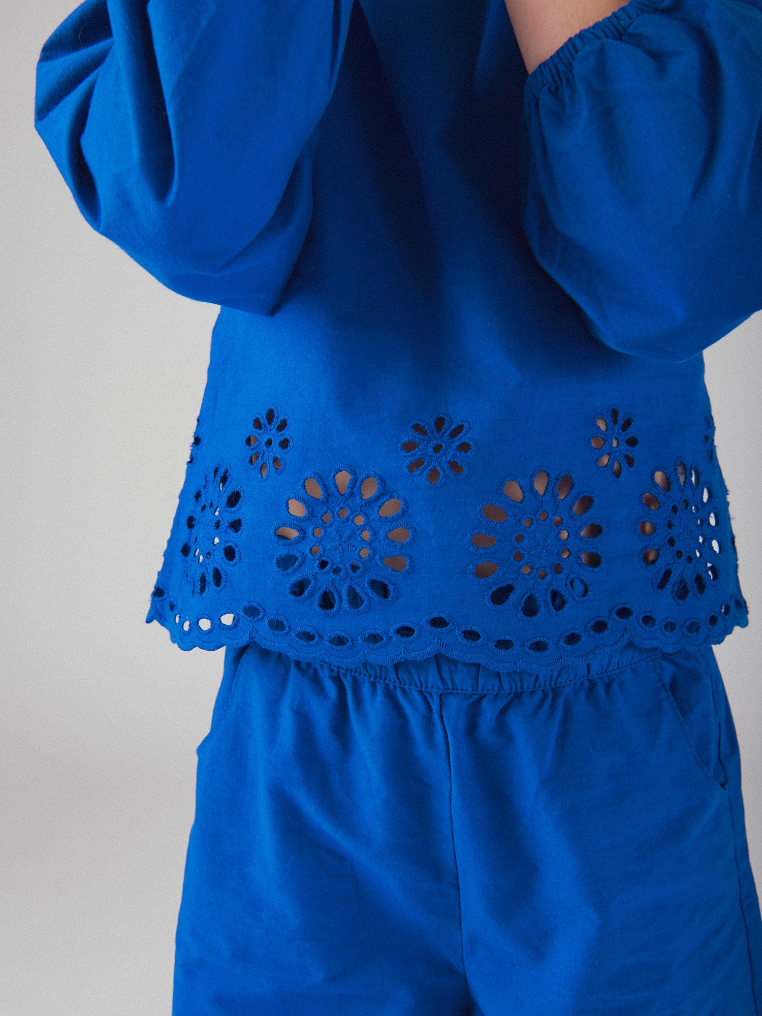 Chemisier bleu à broderie anglaise pour fille
