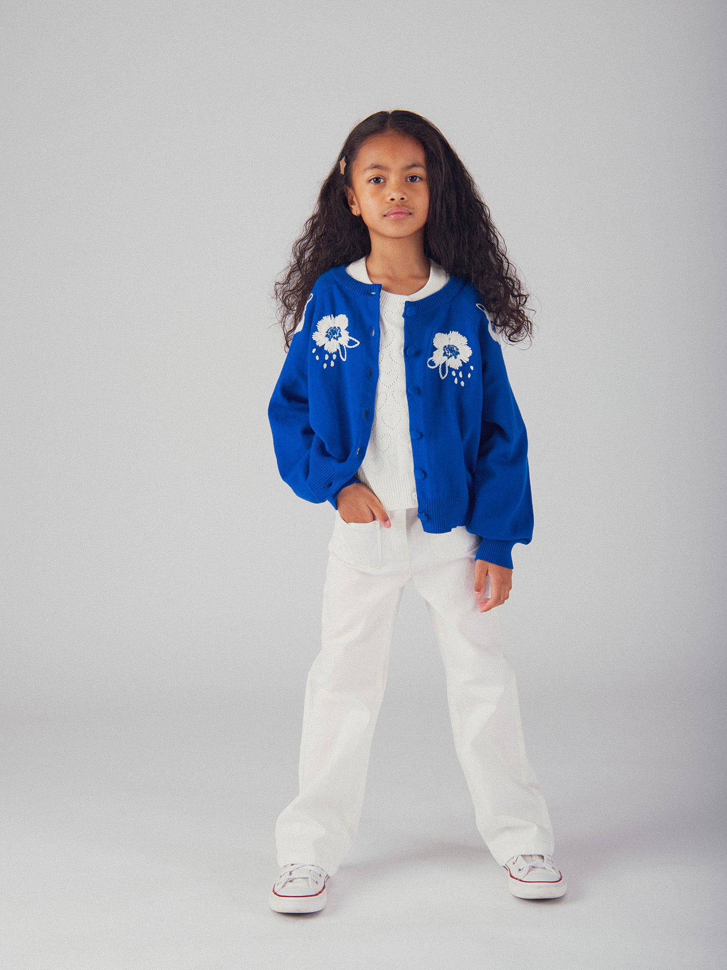 Cardigan bleu à broderie fleurs pour fille