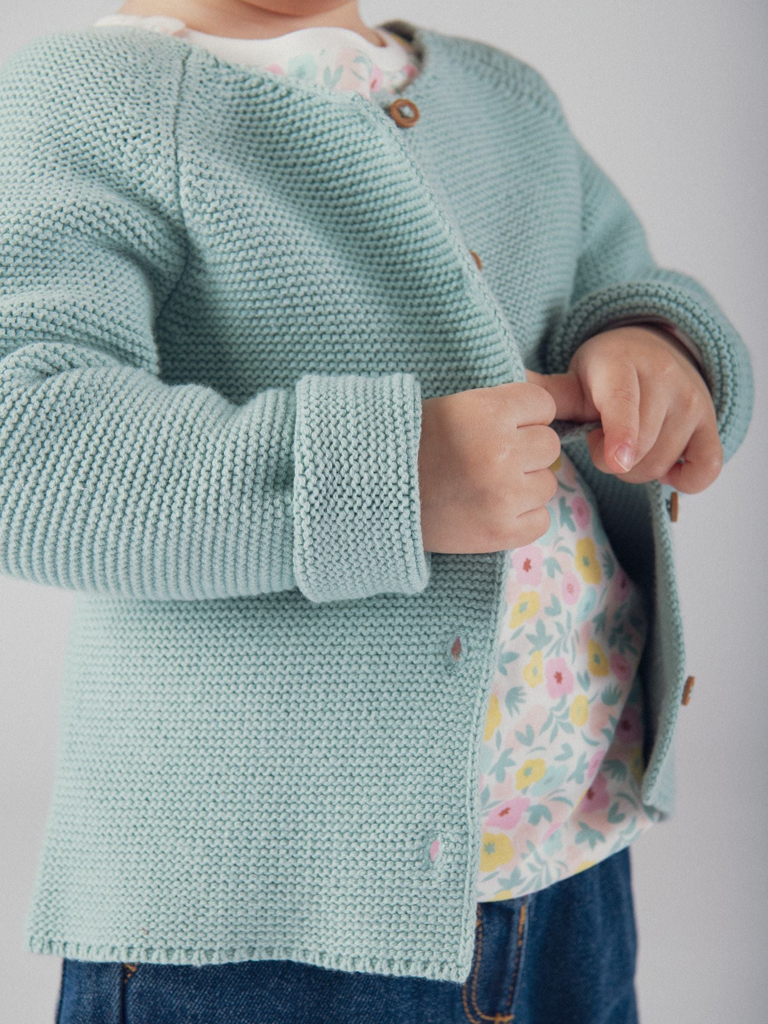 Cardigan de tricot azul pálido para bebé niña