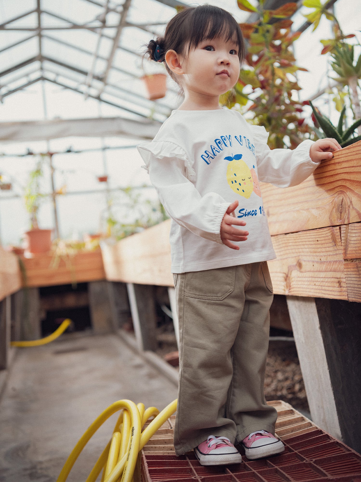 Jean coloré avec broderie fleurs pour bébé fille