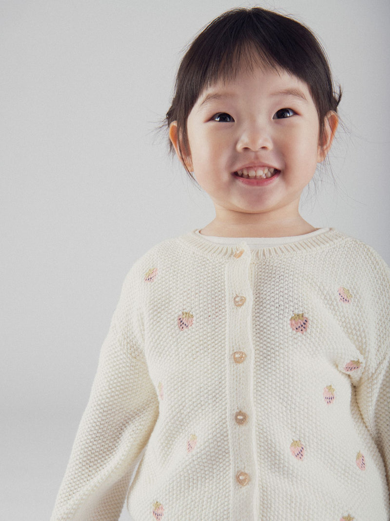 Cárdigan de punto ecru con brodería de fresa para bebé niña