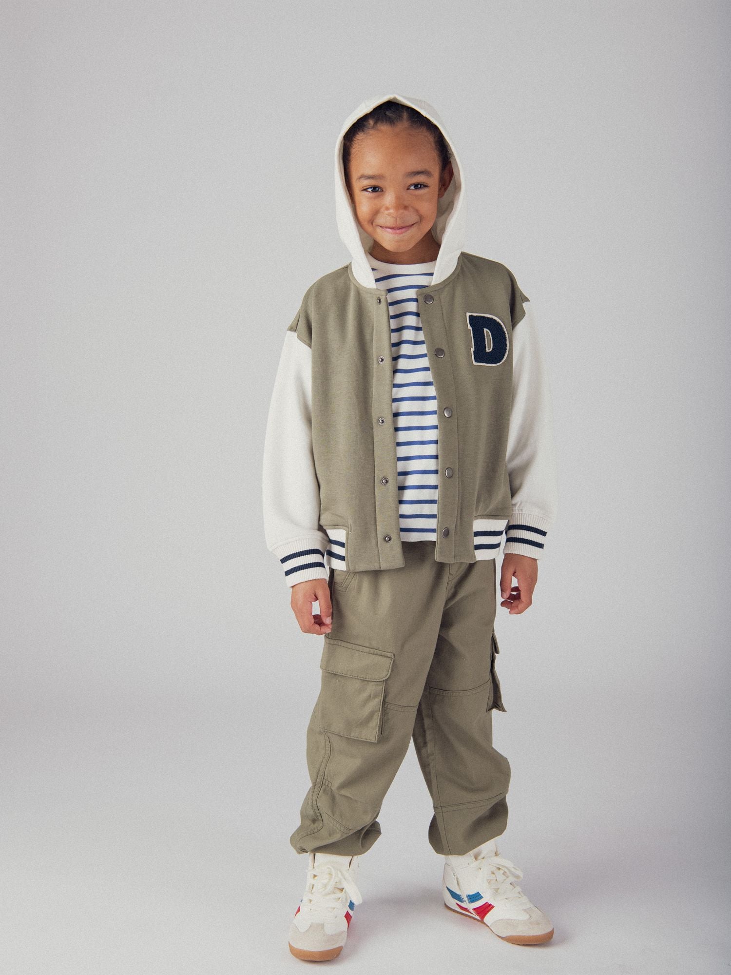 Chaqueta con capucha kaki para niño