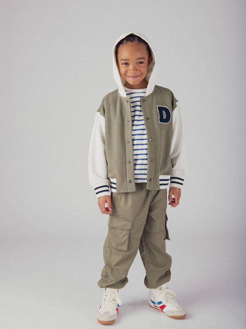 Chaqueta con capucha kaki para niño