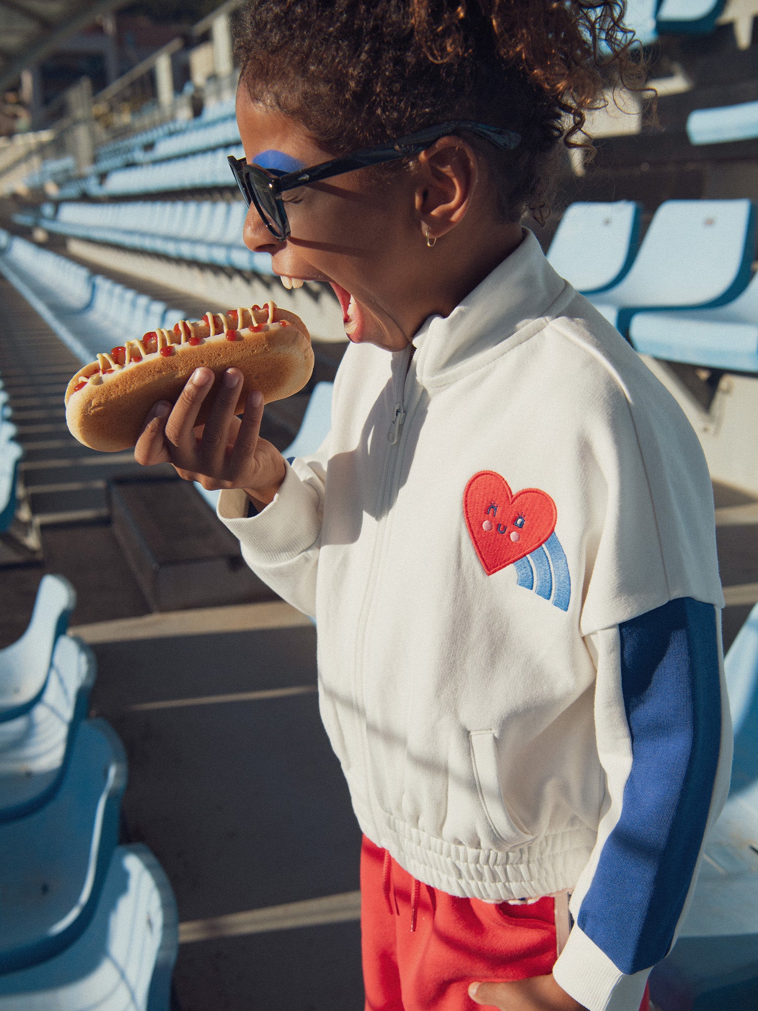 Cardigan cremita con cremallera y chapa en el pecho para niña
