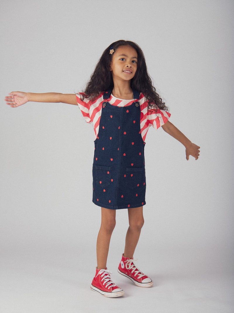 Vestido-salopette azul de denim con bordados de corazón para niña