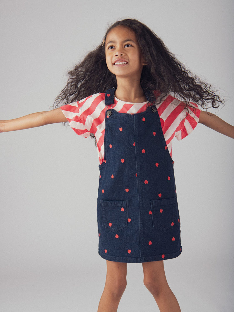 Vestido-salopette azul de denim con bordados de corazón para niña