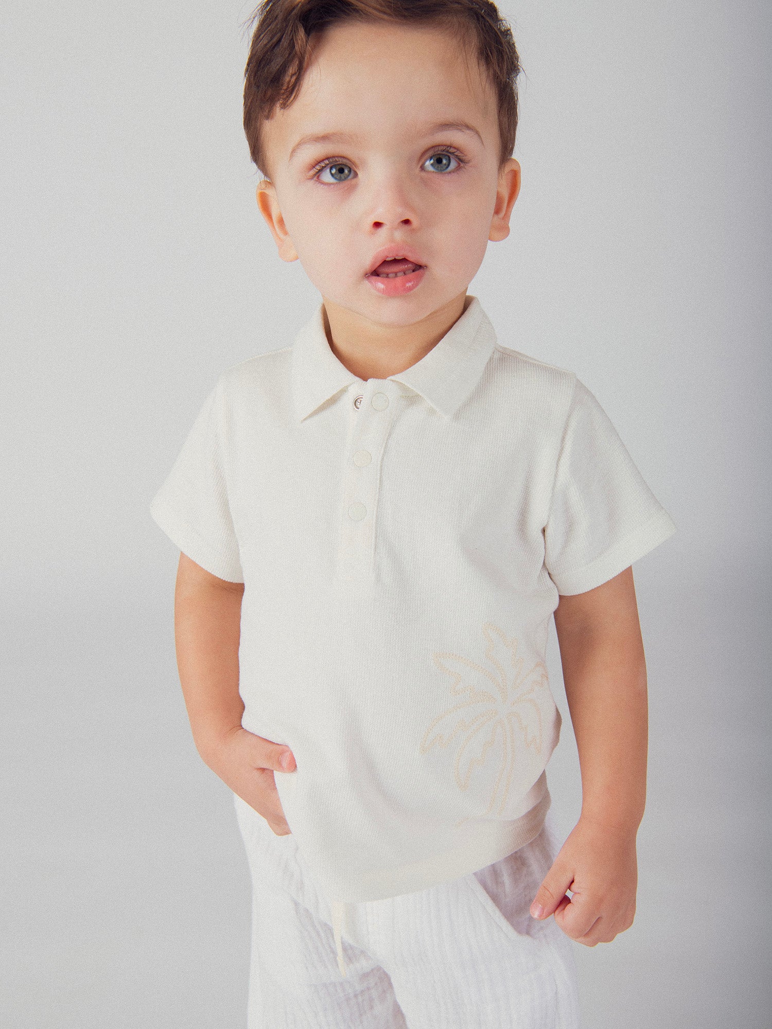 Polo ecru con bordado de palma para bebé niño