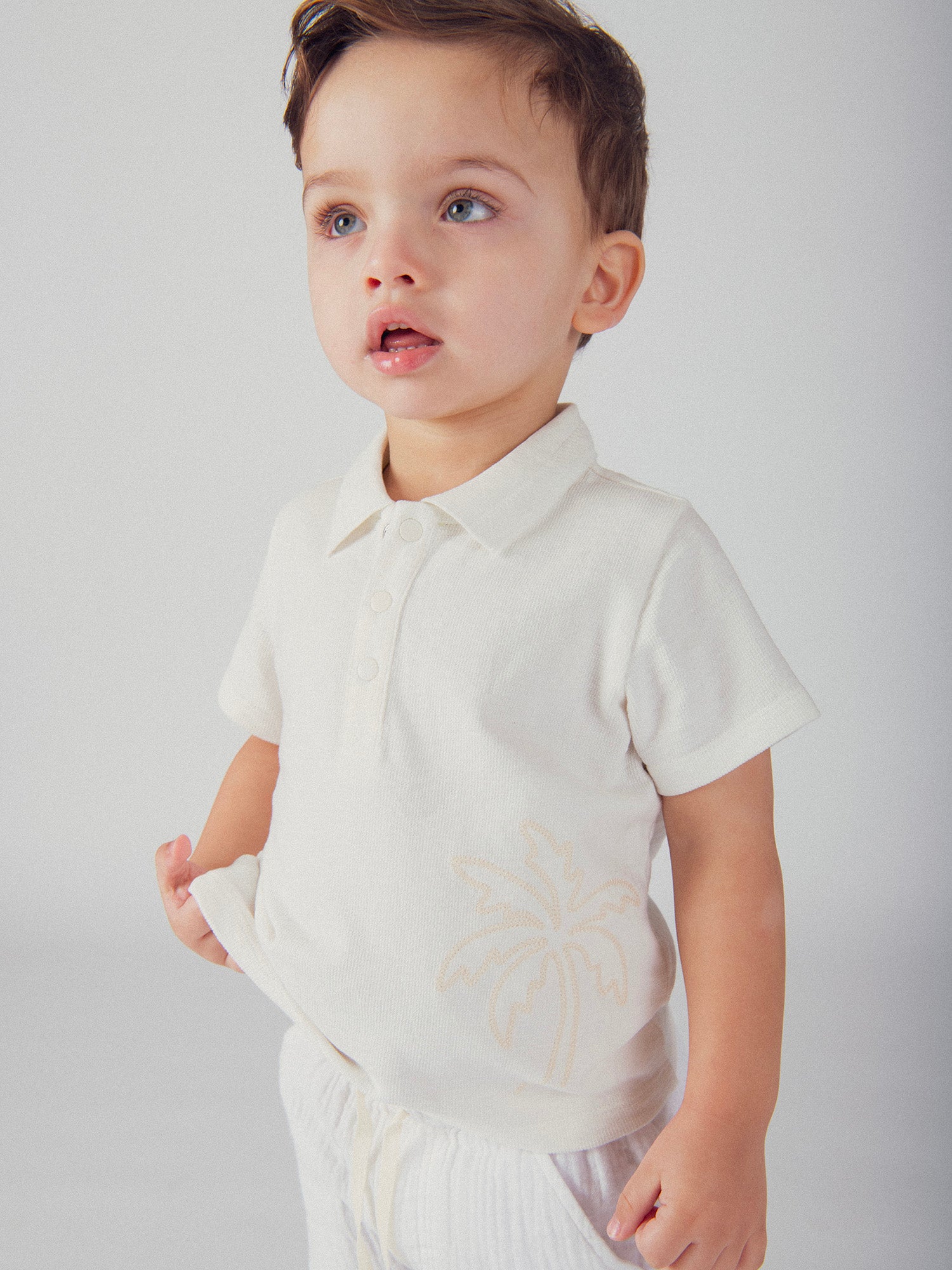 Polo ecru con bordado de palma para bebé niño